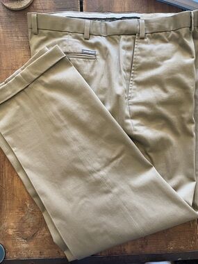 Eddie Bauer big and tall 42x32 Men's Khaki Chinos - Light Tan